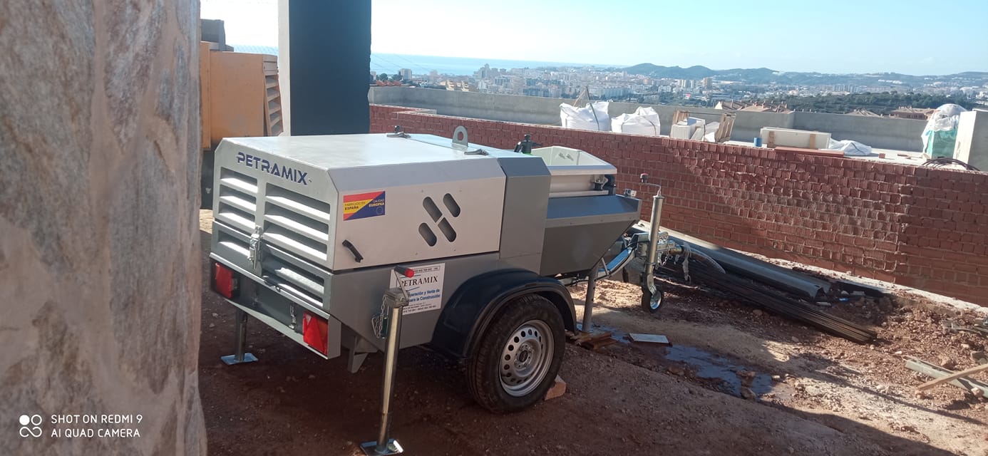 Ingeniero o técnico de PETRAMIX asesorando a un cliente sobre el uso.