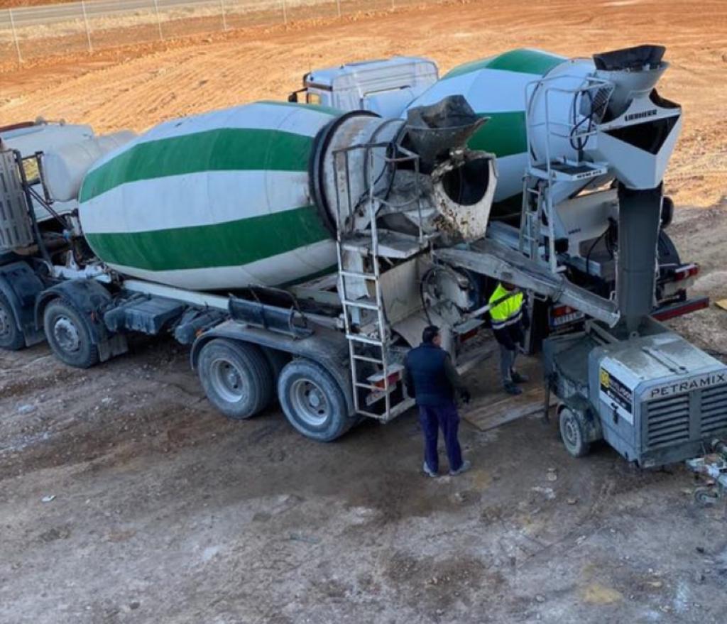 Máquina de bombeo potente en un gran proyecto de obra civil.