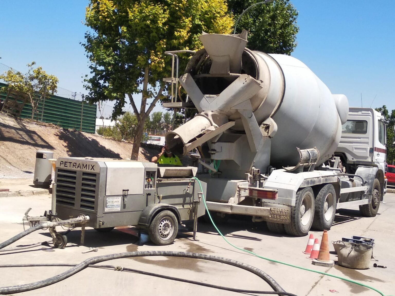 Un contratista satisfecho utilizando una máquina PETRAMIX.30MaquinariaCompromiso y Servicio en Venta de Maquinaria de ConstrucciónImagen de la sede central de PETRAMIX en Villarejo de Salvanés.